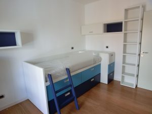 Letto per bambini con scaletta in legno